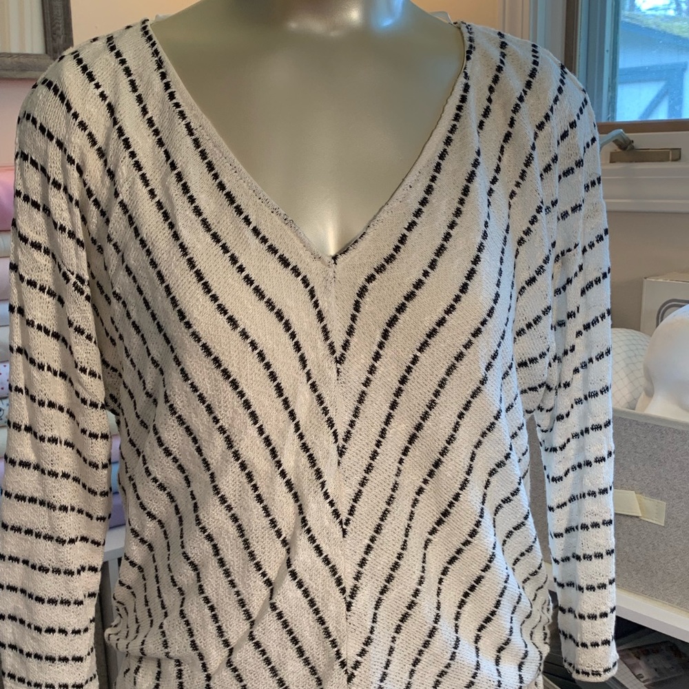 Knox Rose woven V neck top size medium